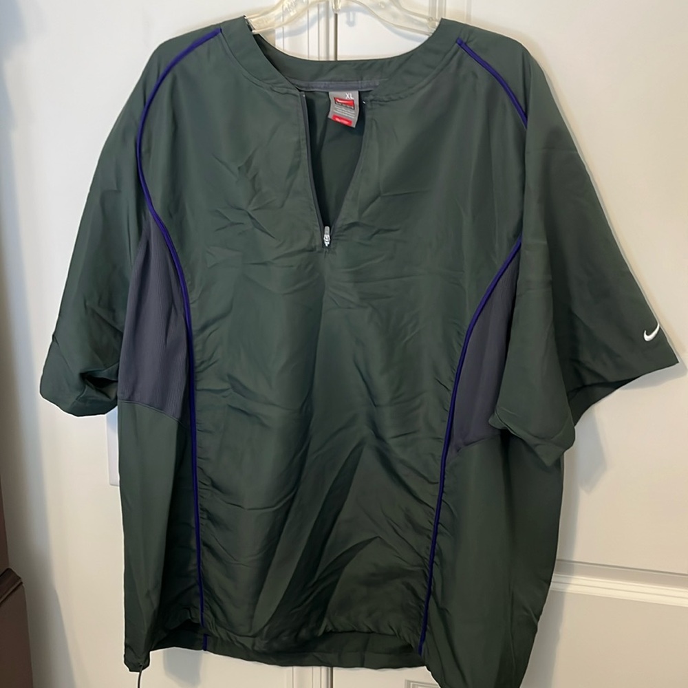 Nike Men’s Gray/Purple BP top